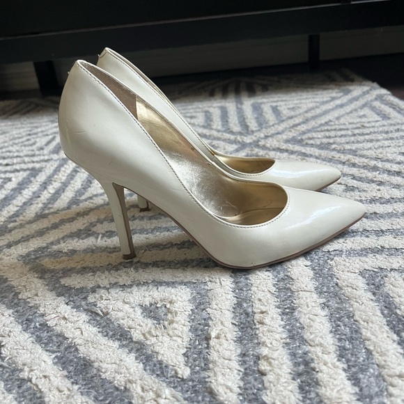 white pointy leather heels by GUESS - Picture 4 of 5